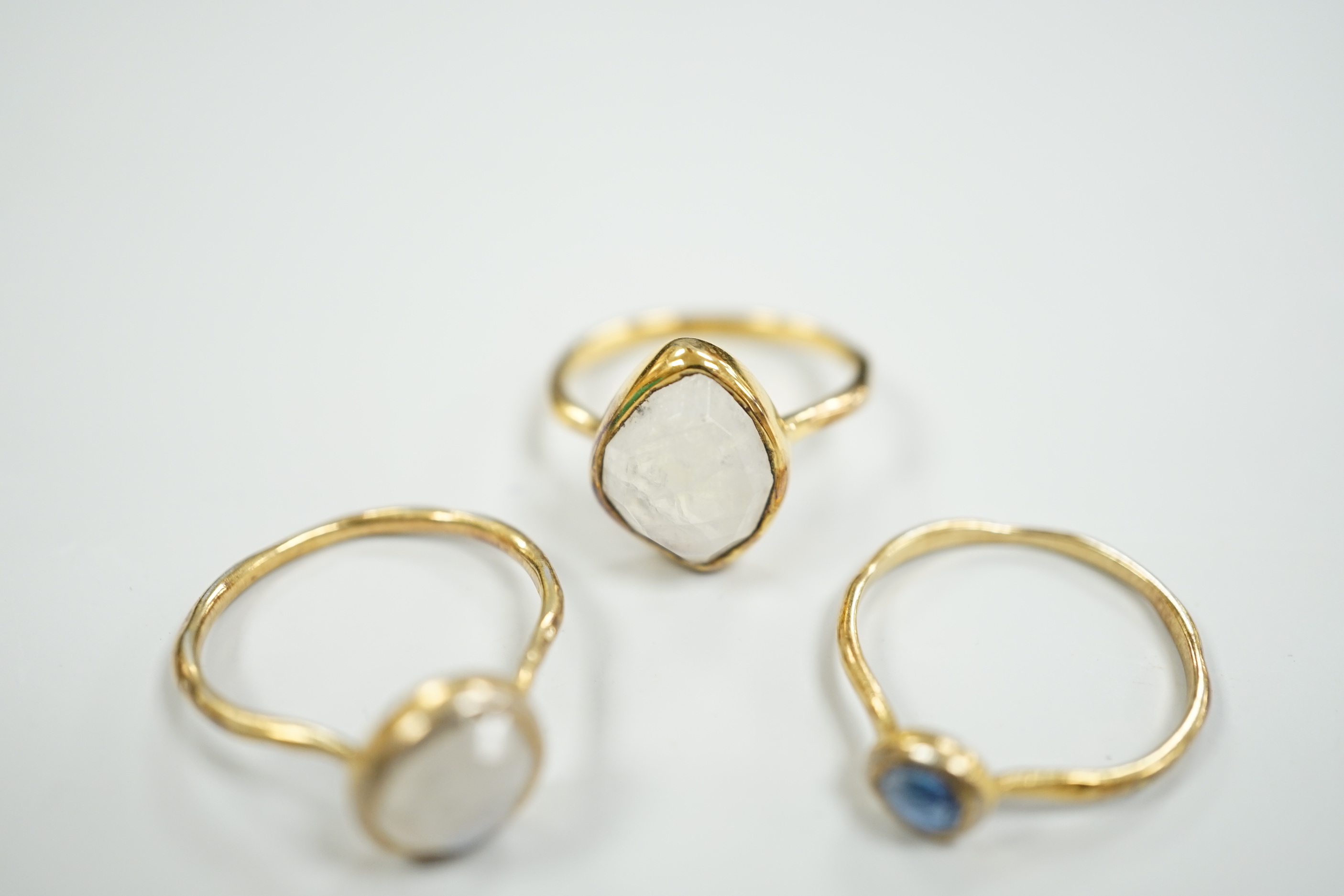 Three assorted yellow metal and single stone labradorite? set rings, gross weight 5.1 grams.